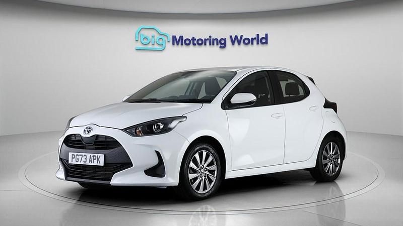 Used Toyota Yaris Hybrid 116 HP (85 kW) 2024 White Hatchback