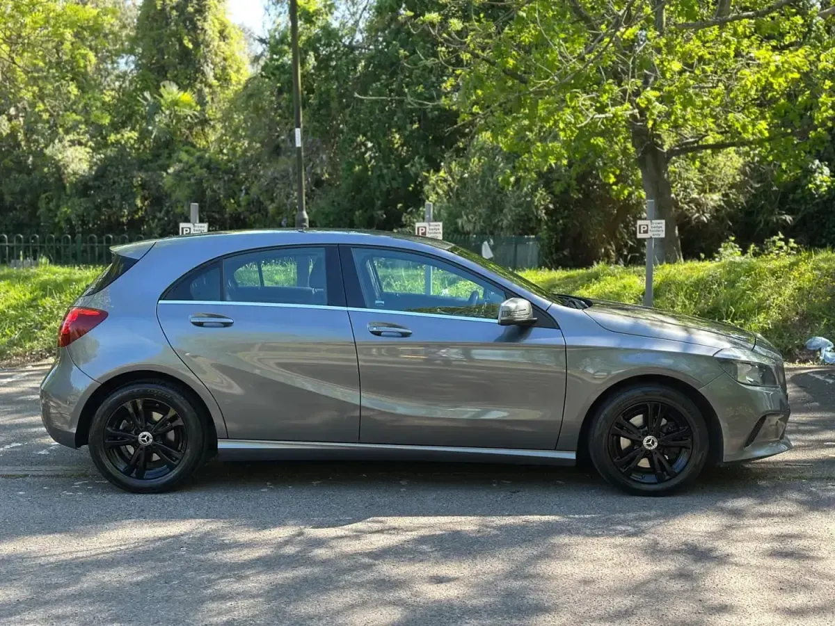 Begagnad Mercedes A160 Executive 2017 Grå Halvkombi
