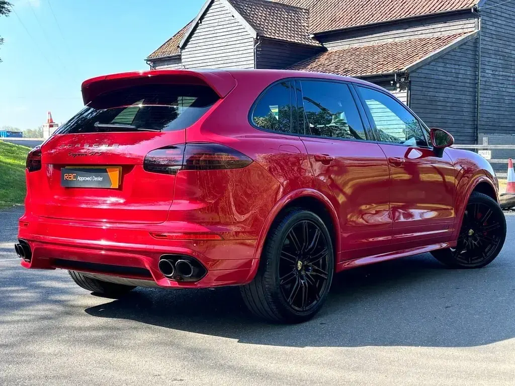Used Porsche Cayenne 440 HP (323 kW) 2016 Red SUV