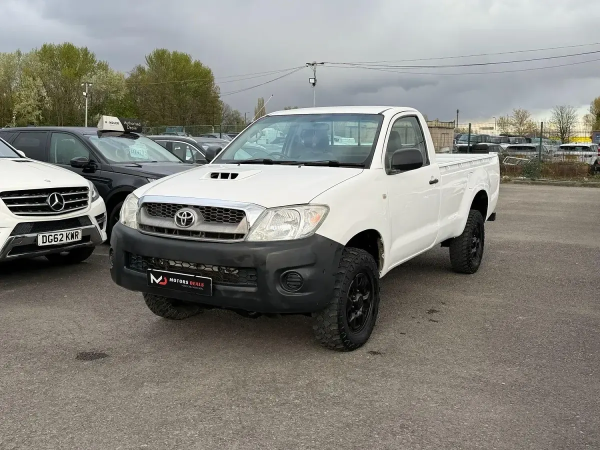 Used Toyota HiLux 120 HP (88 kW) 2008 White Pickup