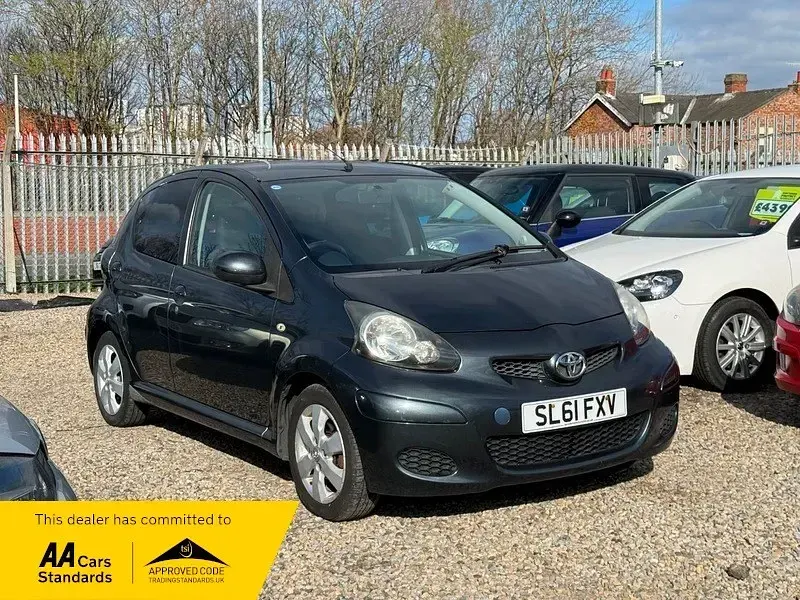 Usado Toyota Aygo 68 CV (50 kW) 2011 Gris Utilitario