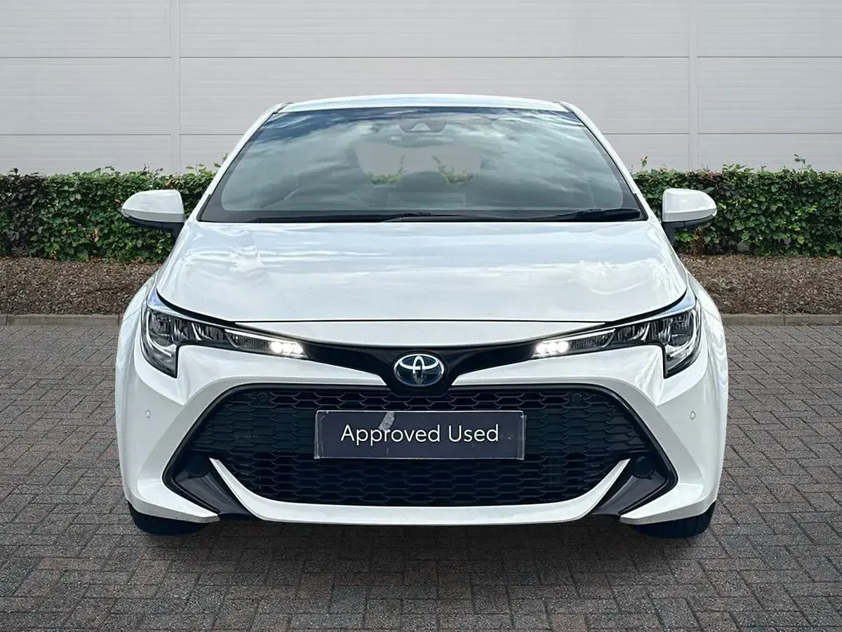 Used Toyota Corolla 122 HP (89 kW) 2020 White Hatchback