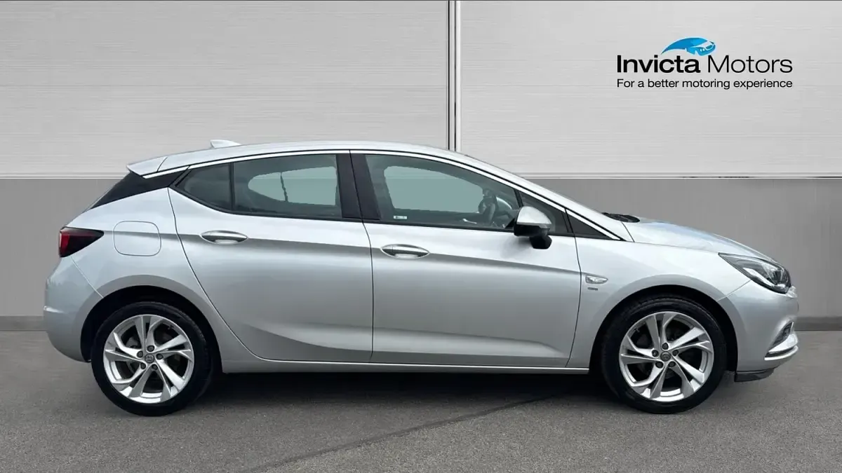 Used Vauxhall Astra SRi 150 HP (110 kW) 2018 Reflex silver metallic Hatchback