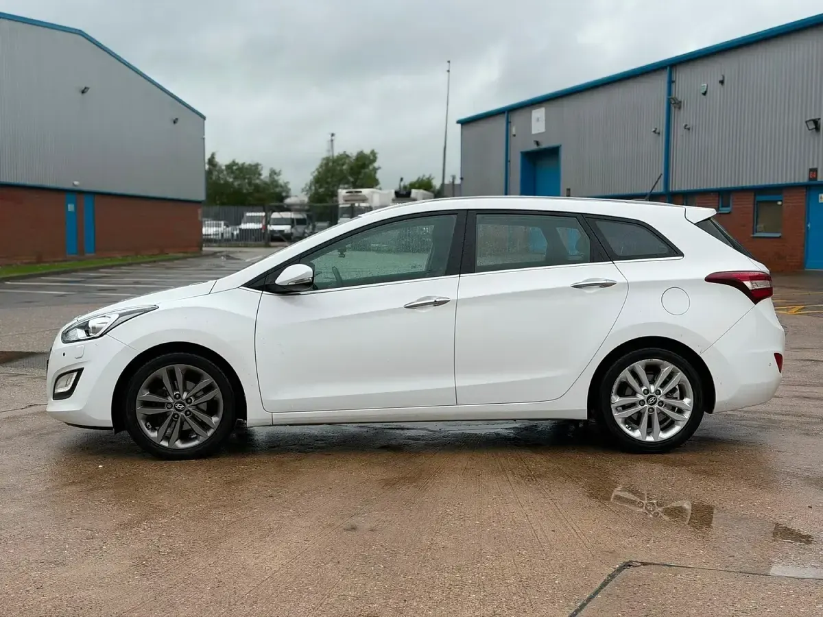 Used Hyundai i30 Premium 2016 White Estate