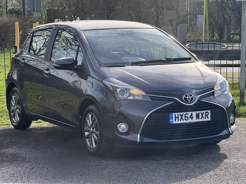 Used Toyota Yaris 99 HP (72 kW) 2014 Grey Hatchback