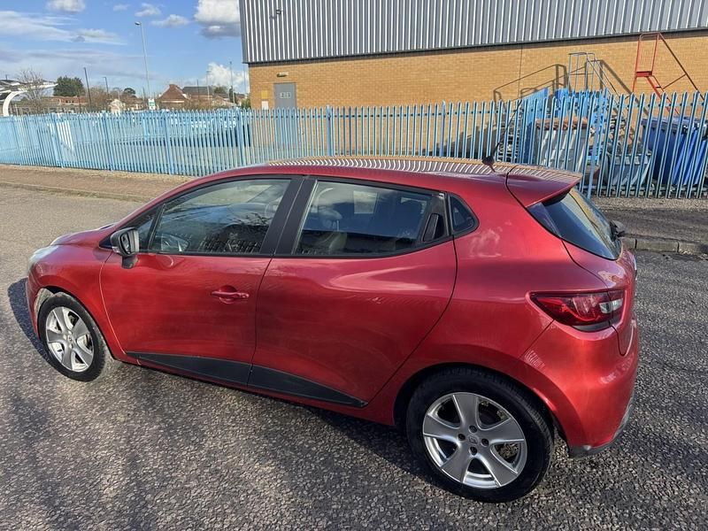 Used Renault Clio IV Play 75 HP (55 kW) 2016 Red Hatchback