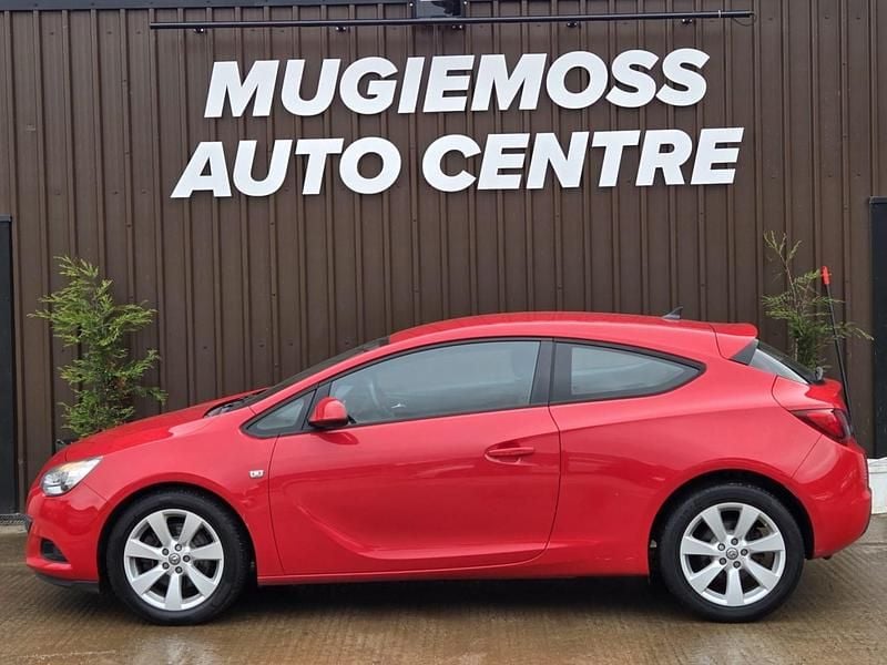 Used Vauxhall Astra GTC Sport 140 HP (102 kW) 2014 Red Coupe