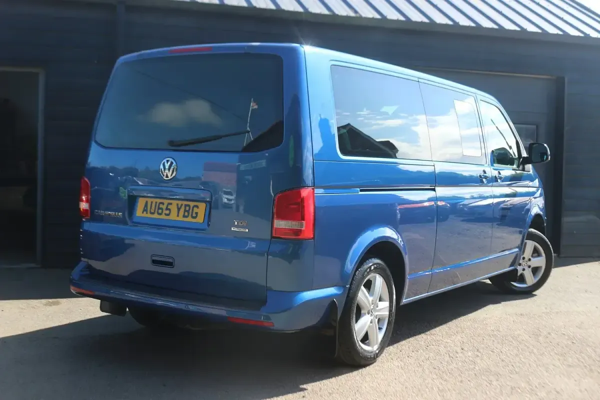 Used VW Caravelle SE 180 HP (132 kW) 2015 Blue Van