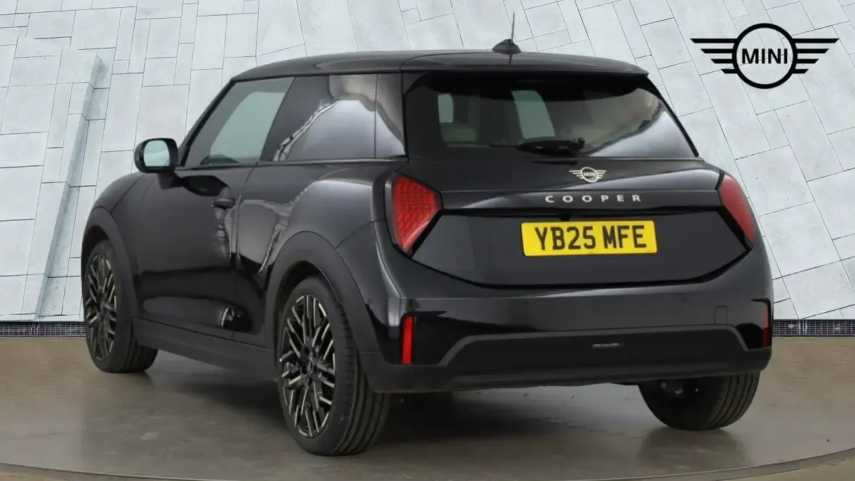 Używany Mini Cooper Hatch 113 kW (154 KM) 2025 Czarny Hatchback