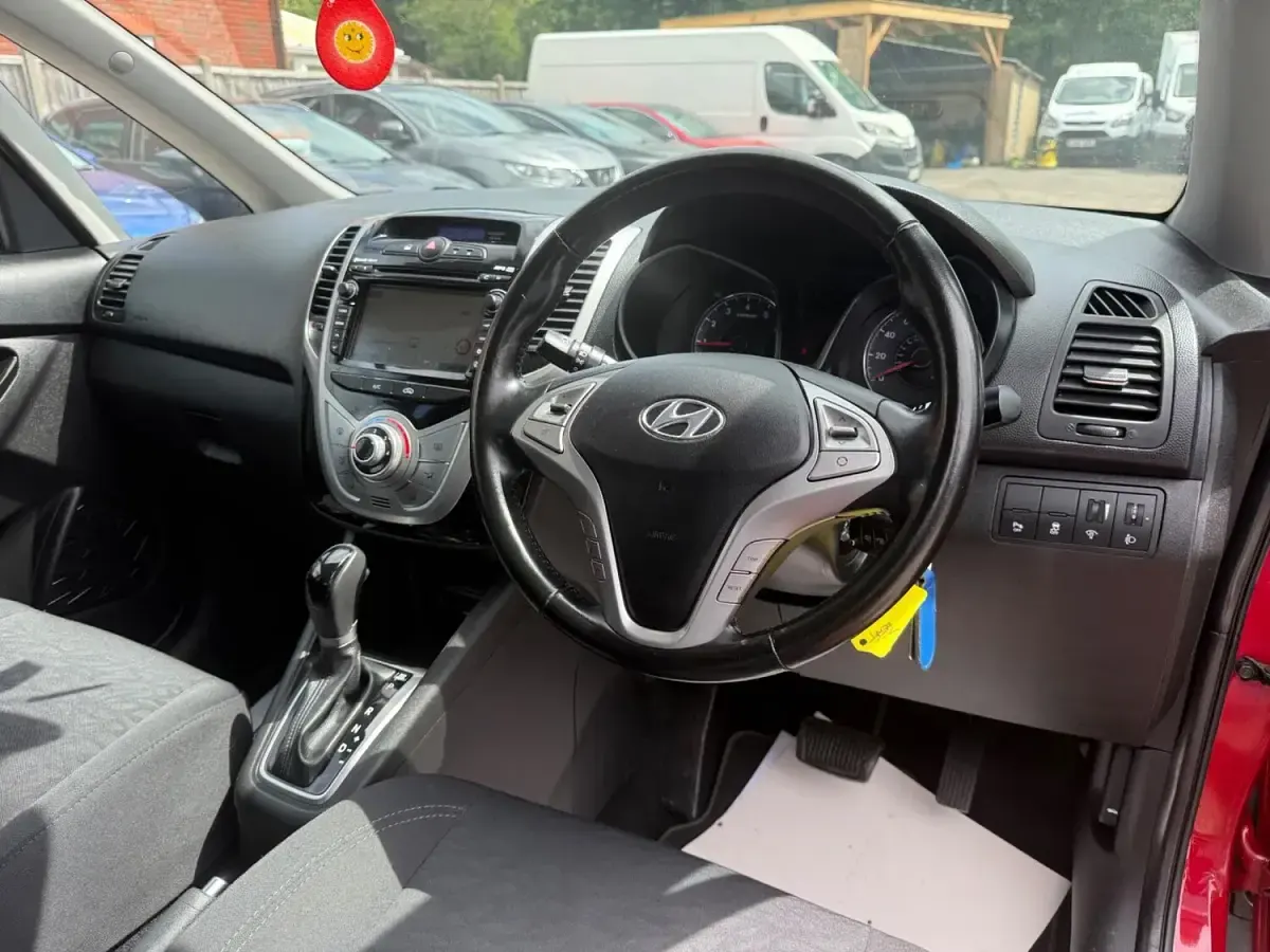 Used Hyundai ix20 SE 125 HP (91 kW) 2017 Red Hatchback