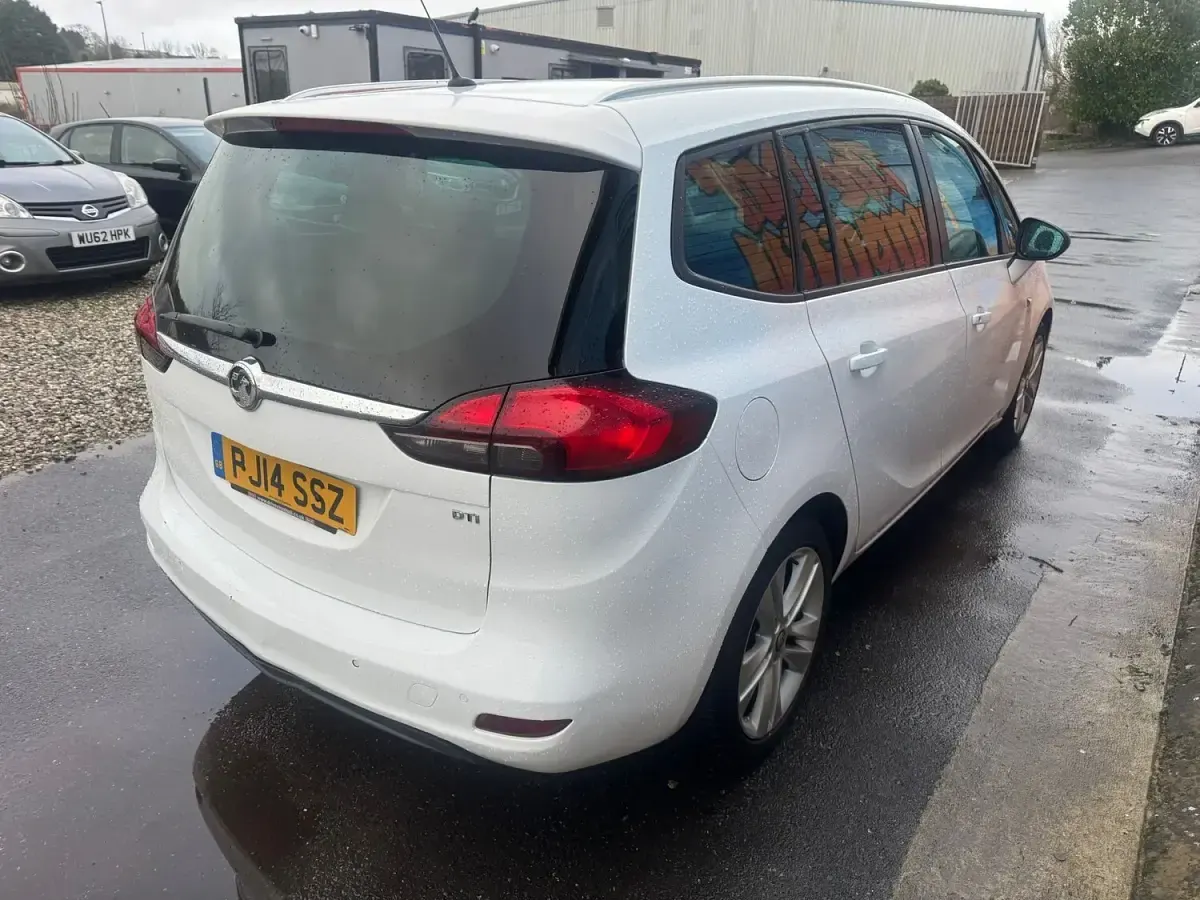 Used Vauxhall Zafira Tourer SRi 130 HP (95 kW) 2014 White MPV