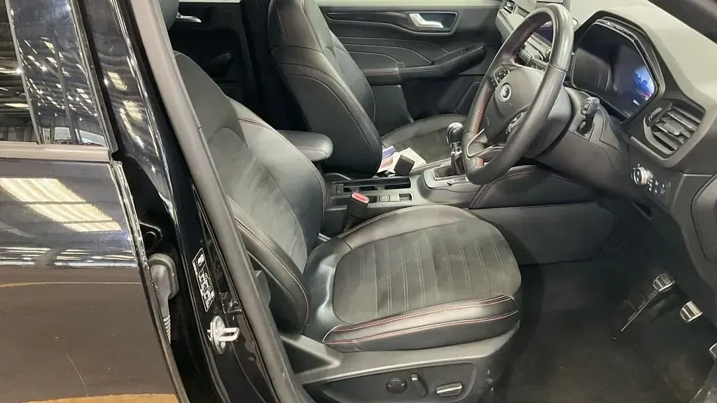 Używany Ford Kuga ST-Line X 120 KM (88 kW) 2021 Czarny SUV