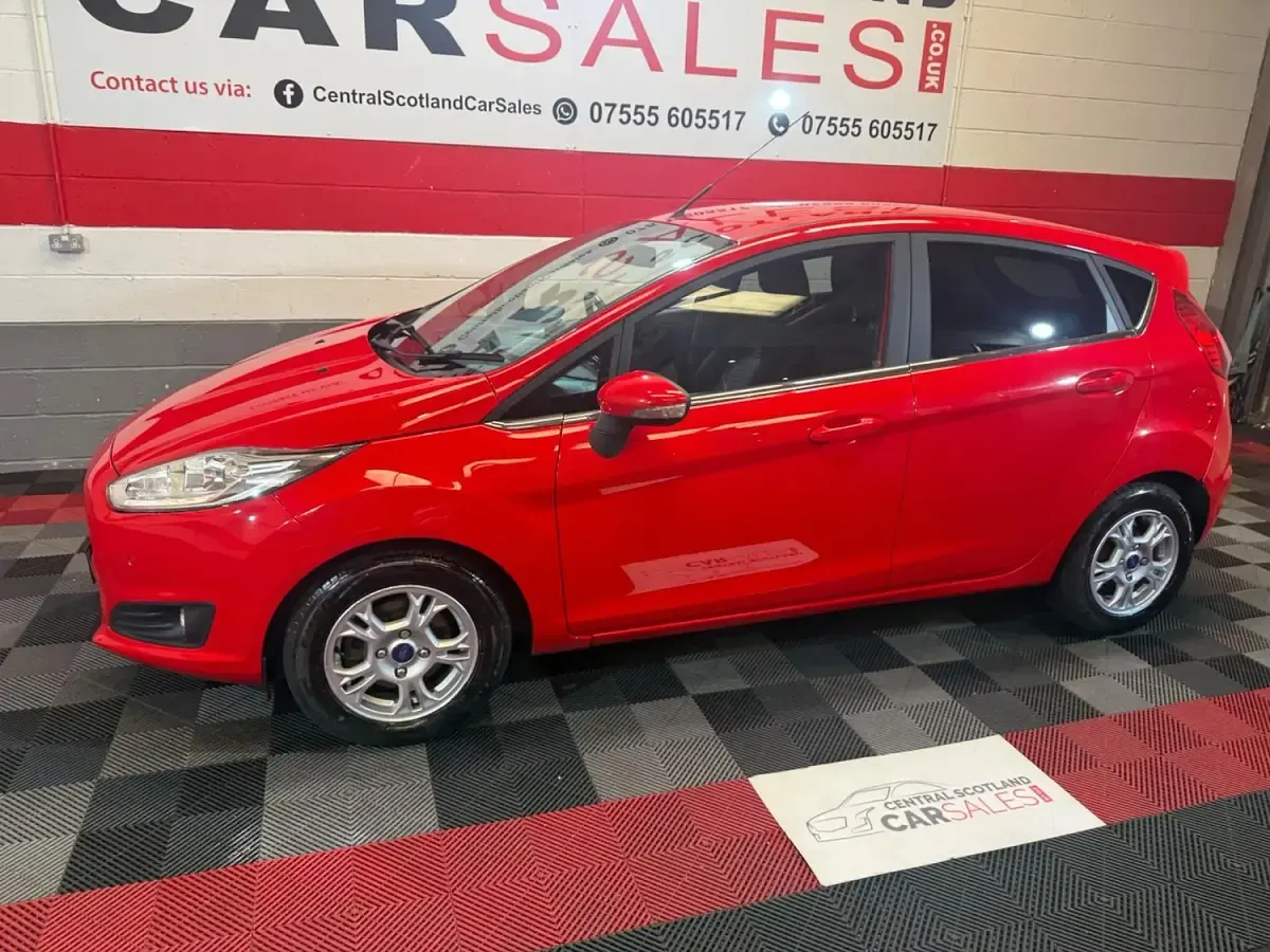 Used Ford Fiesta Titanium 95 HP (69 kW) 2014 Red Hatchback