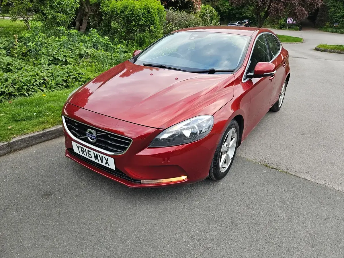 Used Volvo V40 SE 115 HP (84 kW) 2015 Red Hatchback