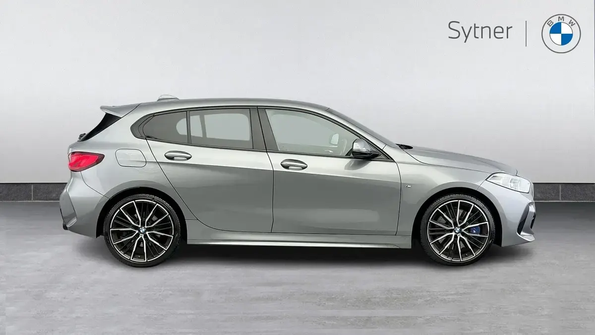 Usado BMW 120 M Sport 187 CV (137 kW) 2023 Gris Utilitario