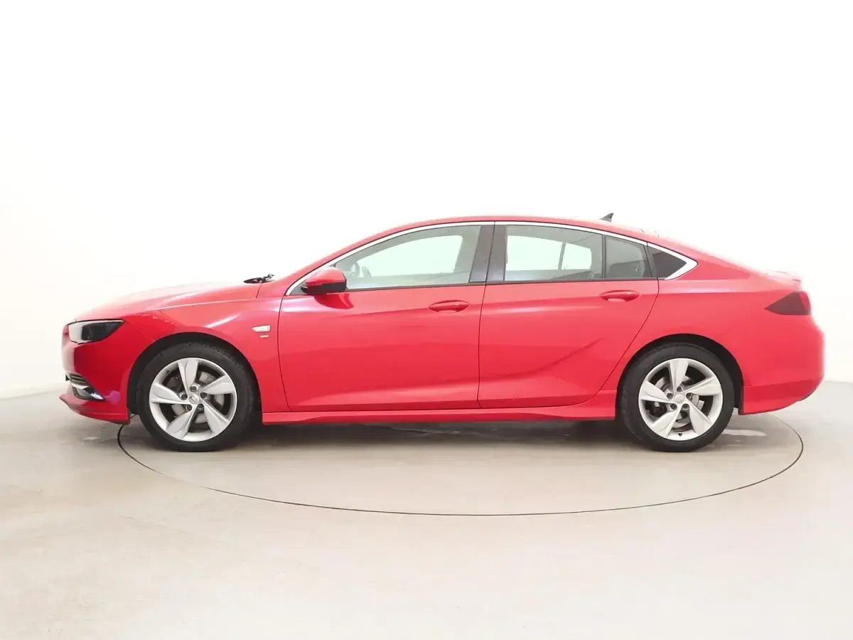 Used Vauxhall Insignia SRi 210 HP (154 kW) 2020 Red Hatchback