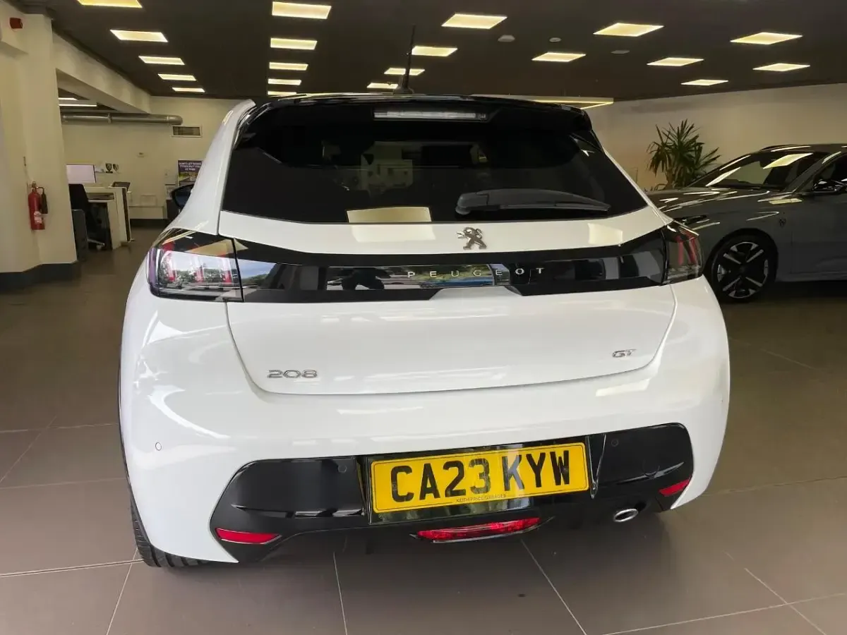 Gebraucht Peugeot 208 GT 99 PS (72 kW) 2023 Weiß Kleinwagen