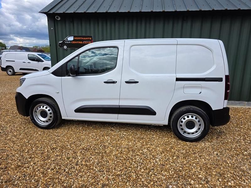 Gebraucht Peugeot Partner Premium 131 PS (96 kW) 2023 Weiß Van / Kleinbus