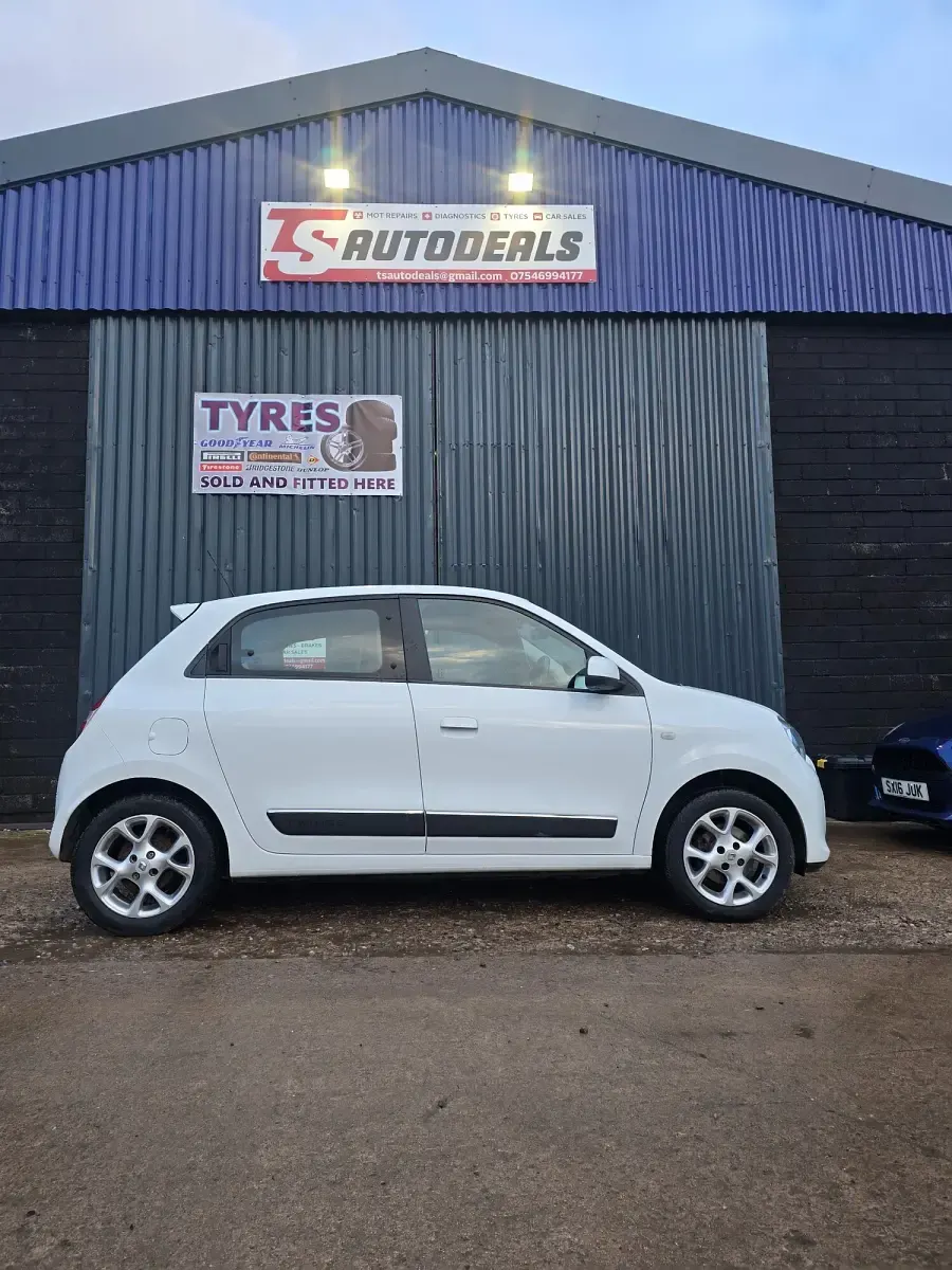Used Renault Twingo Dynamique 90 HP (66 kW) 2015 White Hatchback