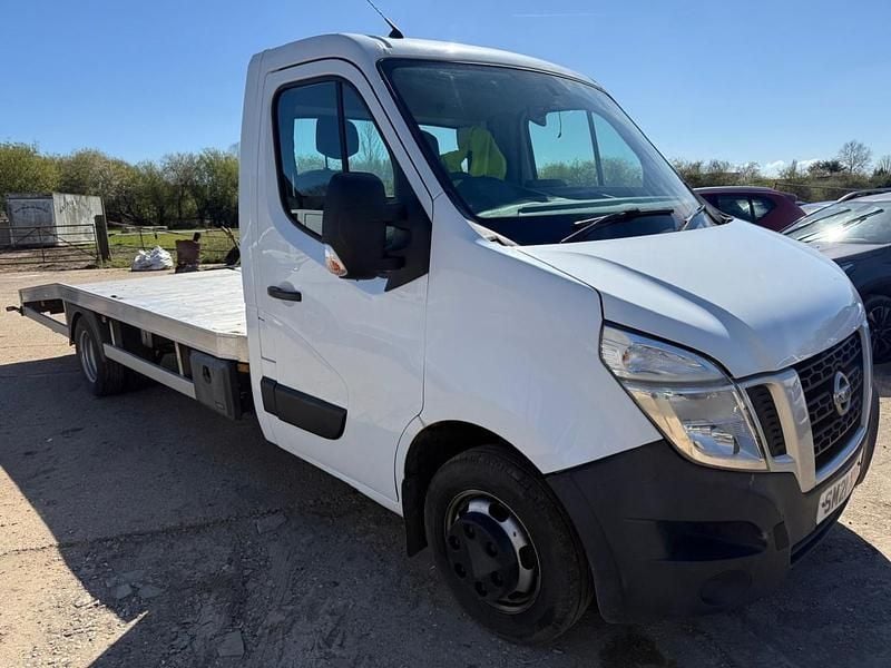 White Used 2021 Nissan NV400 Acenta Van | £25,000 - Image 1/4