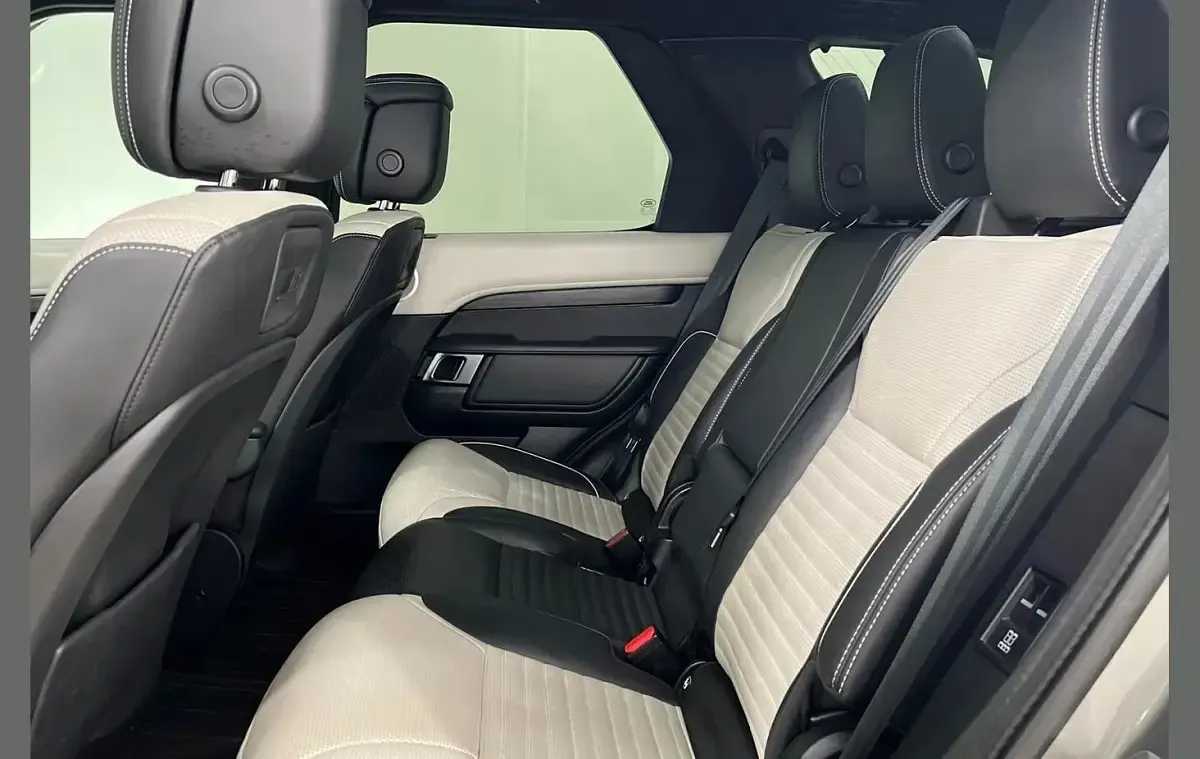 Used Land Rover Discovery 355 HP (261 kW) 2023 Silver SUV