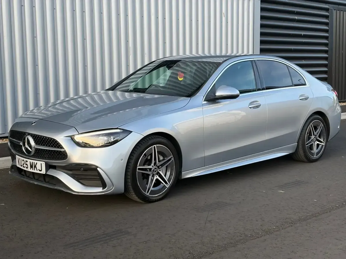 Usado Mercedes C200 AMG line 204 HP (150 kW) 2025 Prateado Sedan