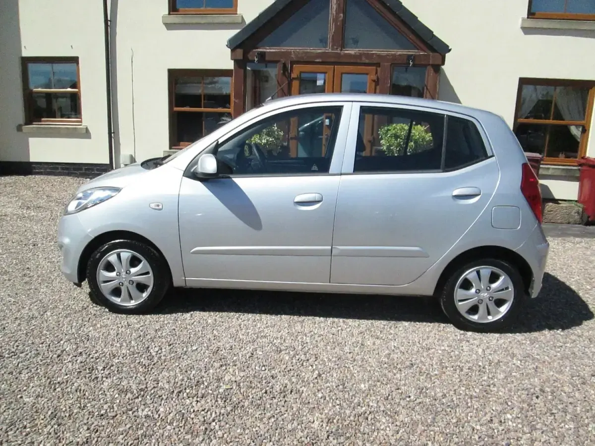 Usado Hyundai i10 Active 85 HP (62 kW) 2012 Prateado Citadino
