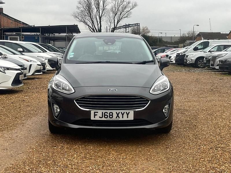 Used Ford Fiesta Zetec 100 HP (73 kW) 2018 Grey Hatchback