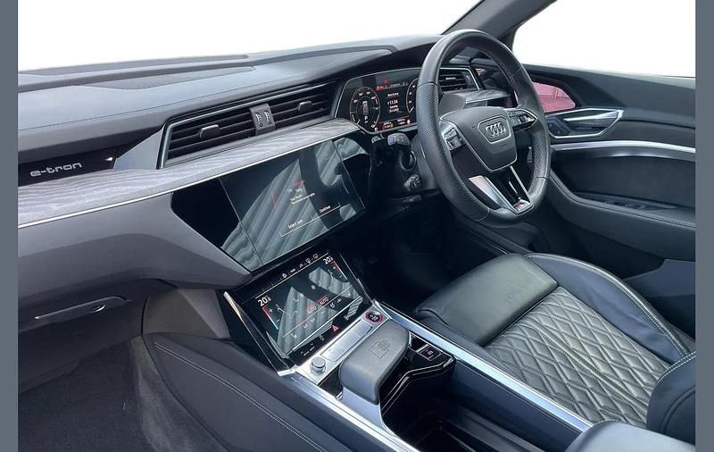 Usado Audi e-tron Advanced 369 kW (503 CV) 2023 Gris SUV