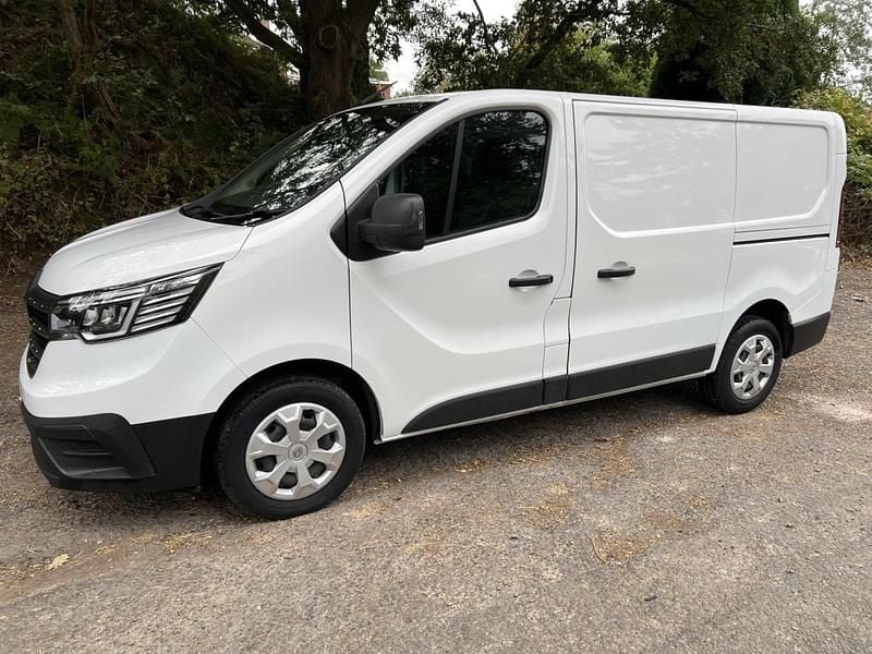 White Used 2022 Renault Trafic Business Van | £12,490 (Good price) - Image 1/4