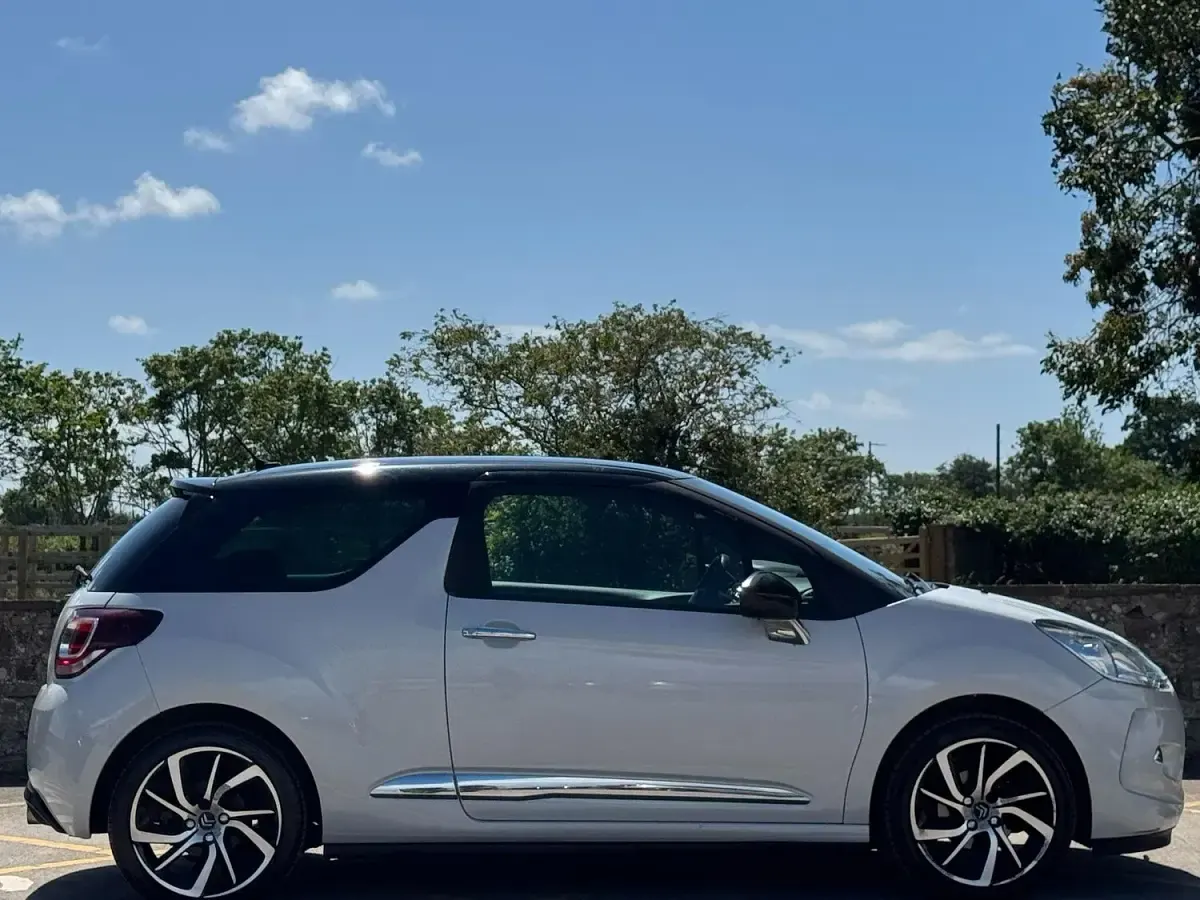 Used Citroën DS3 PureTech 110 HP (80 kW) 2015 White Hatchback