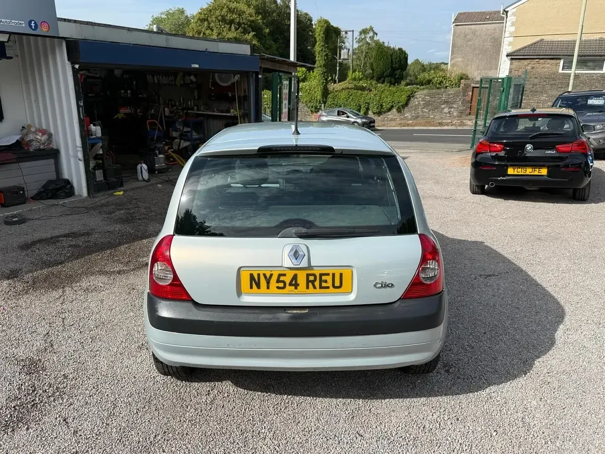 Used Renault Clio Dynamique 98 HP (72 kW) 2005 Silver Hatchback