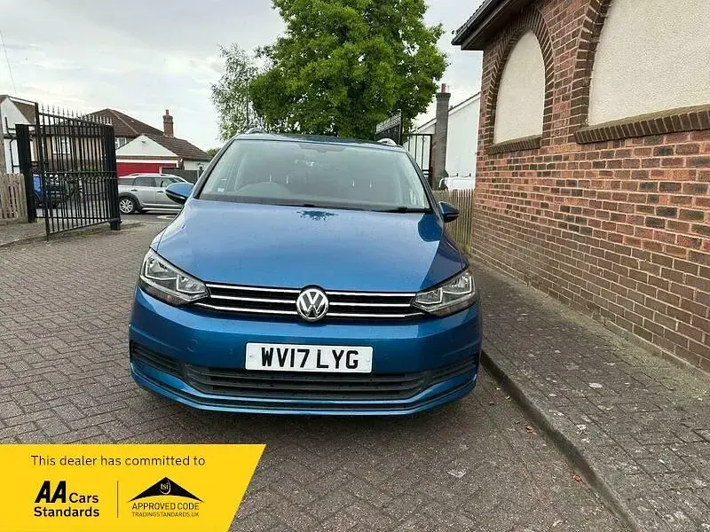 Begagnad VW Touran Family 110 HK (80 kW) 2017 Blå Minibuss