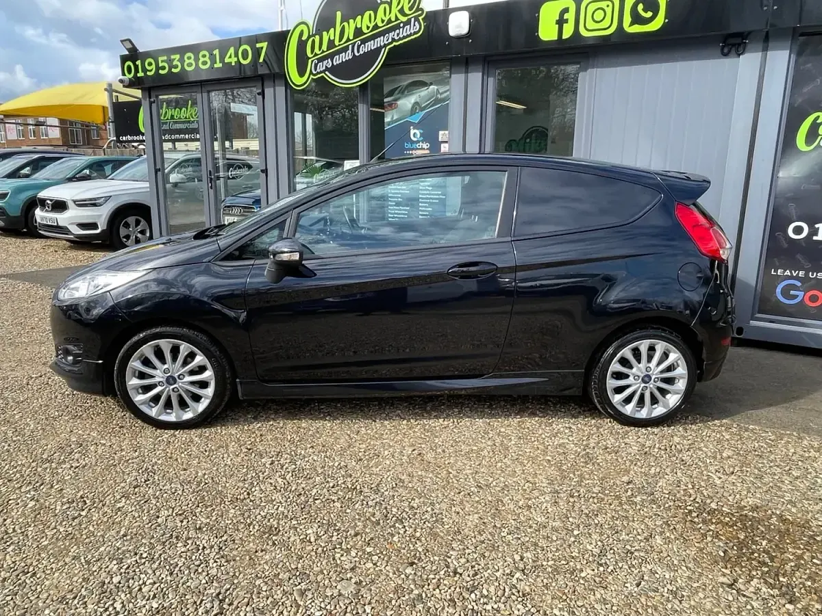 Usado Ford Fiesta Sport 95 HP (69 kW) 2016 Preto Van