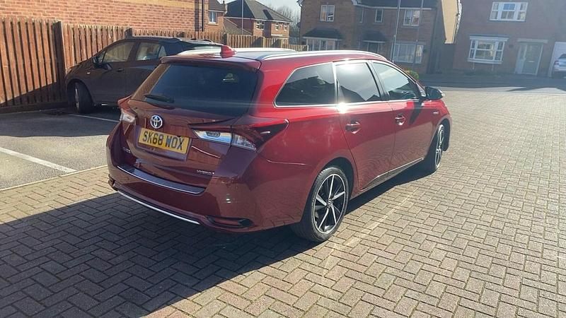 Used Toyota Auris Design 136 HP (100 kW) 2018 Red Estate