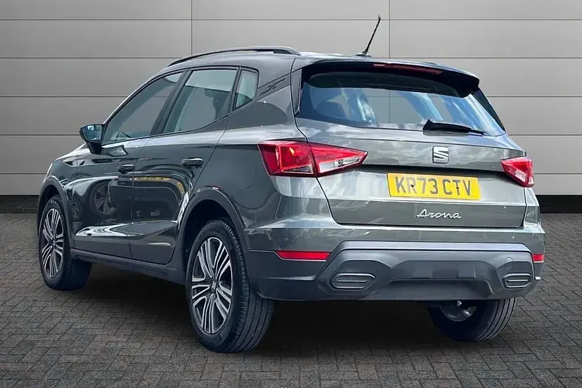 Used Seat Arona SE Technology 95 HP (69 kW) 2023 Mountain green with black roof SUV