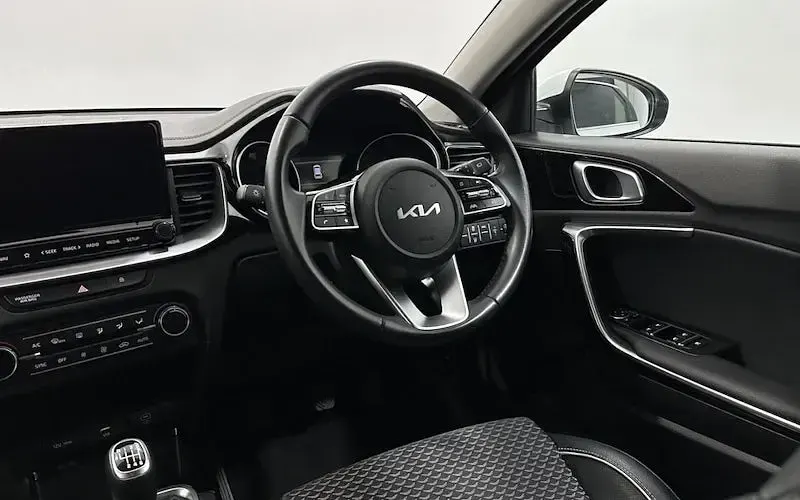 Used Kia Ceed 160 HP (117 kW) 2023 White Hatchback