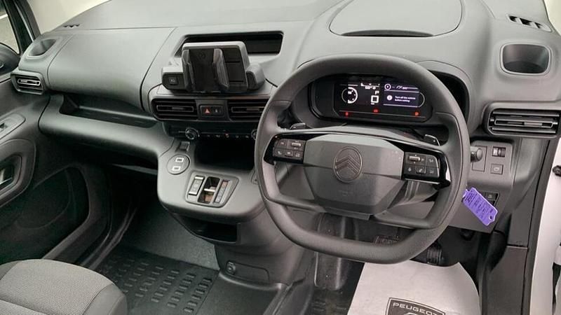 Used Citroën Berlingo 129 HP (94 kW) 2025 White MPV