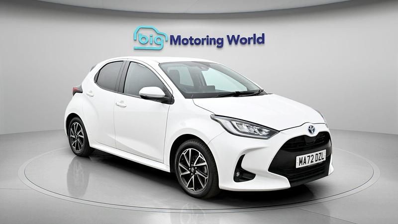 Used Toyota Yaris Hybrid Design 116 HP (85 kW) 2022 White Hatchback