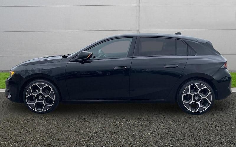 Second-hand Vauxhall Astra Ultimate 131 CP (96 kW) 2024 Negru Hatchback
