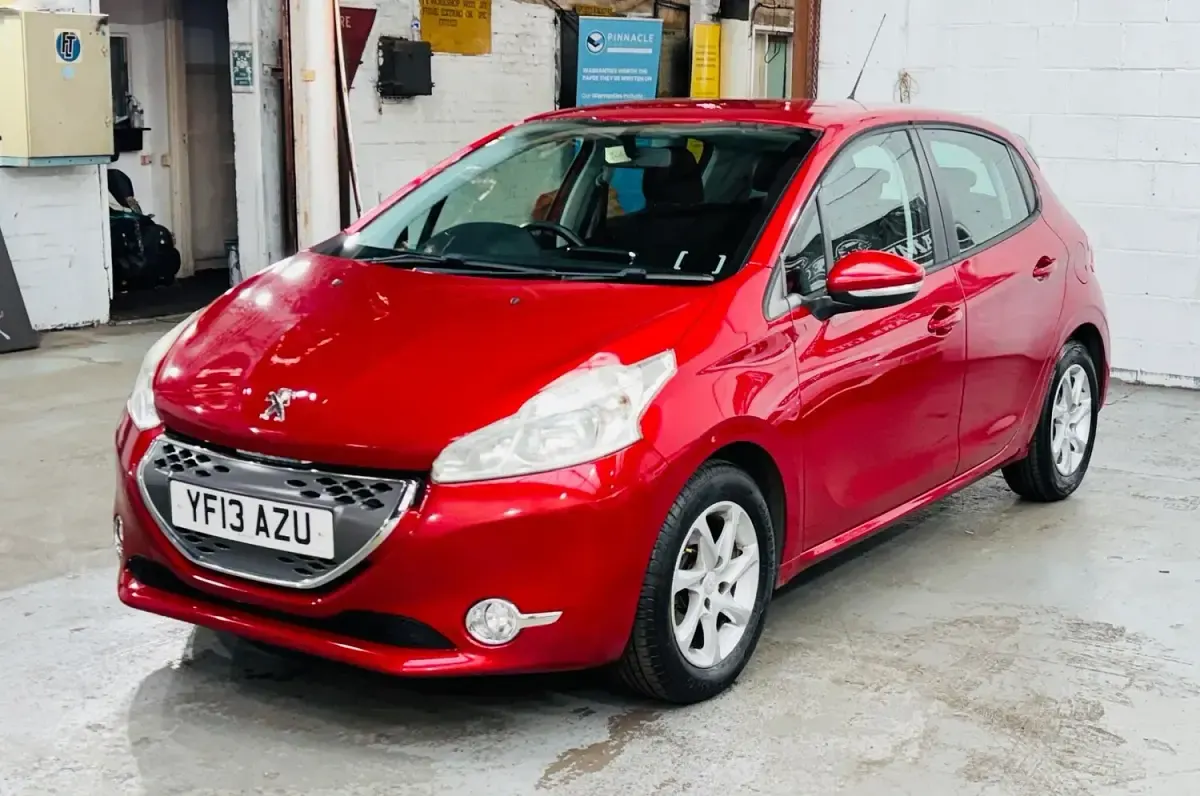 Used Peugeot 208 Active 68 HP (50 kW) 2013 Red Hatchback