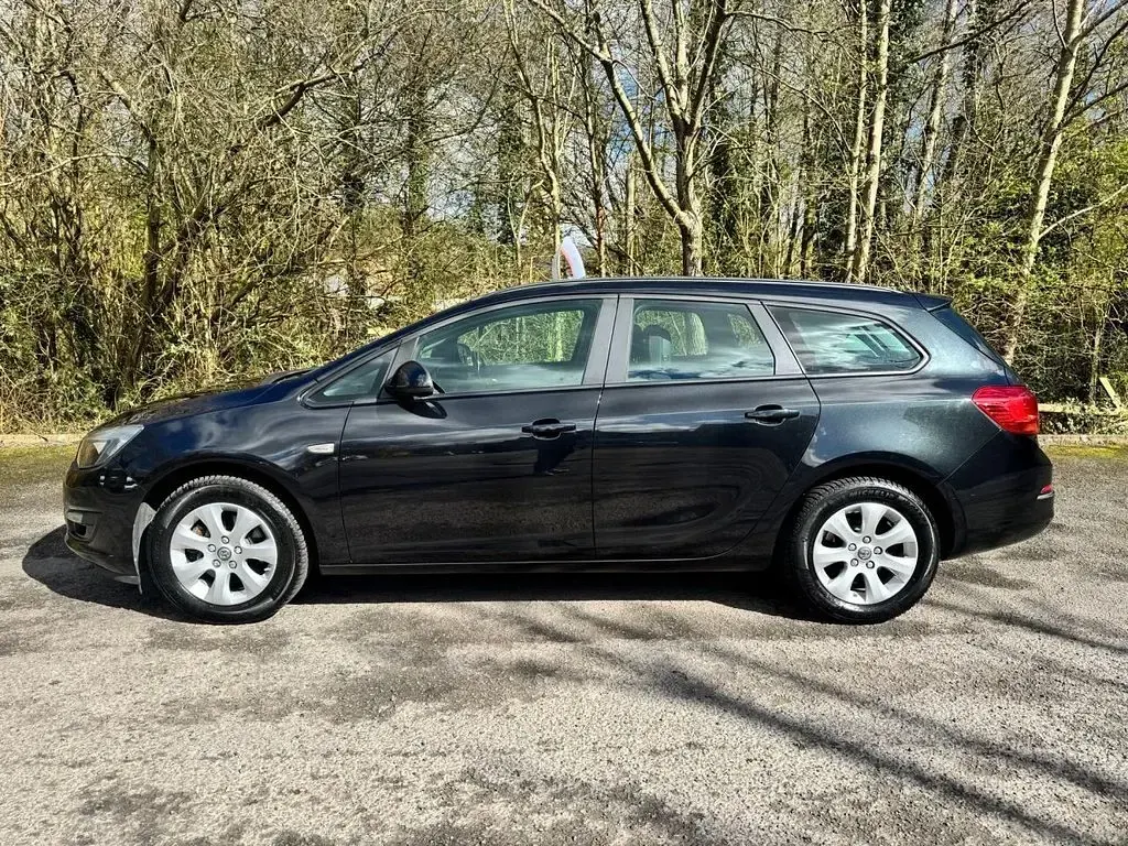 Used Vauxhall Astra Design Edition 136 HP (100 kW) 2014 Black Estate