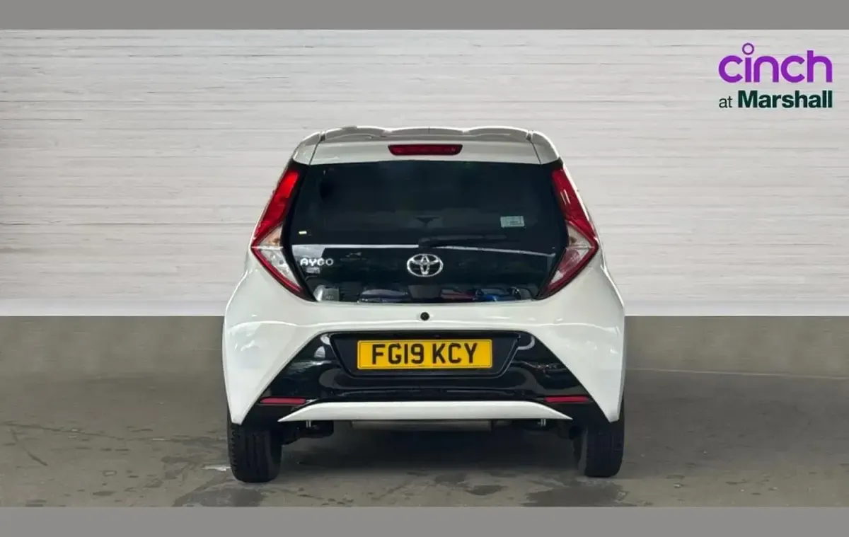 Used Toyota Aygo X-play 72 HP (52 kW) 2019 White Hatchback