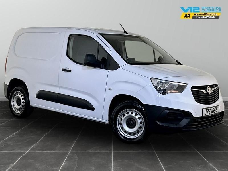 White Used 2022 Vauxhall Combo MPV | £8,395 (Good price) - Image 1/2