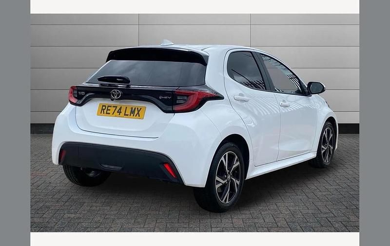 Used Toyota Yaris Hybrid Design 116 HP (85 kW) 2024 White Hatchback