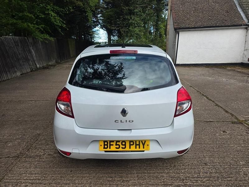 Used Renault Clio II Extreme 2009 White Hatchback