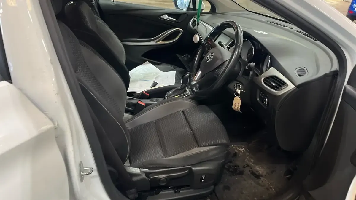 Used Vauxhall Astra SRi 145 HP (106 kW) 2020 White Estate