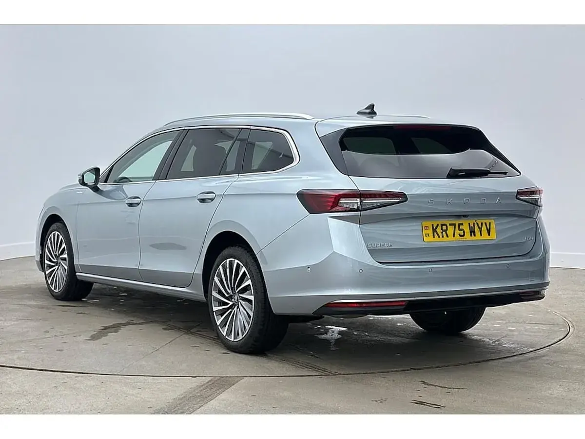 Used Skoda Superb LAURIN & KLEMENT 142 HP (104 kW) 2025 Pebble silver metallic Estate