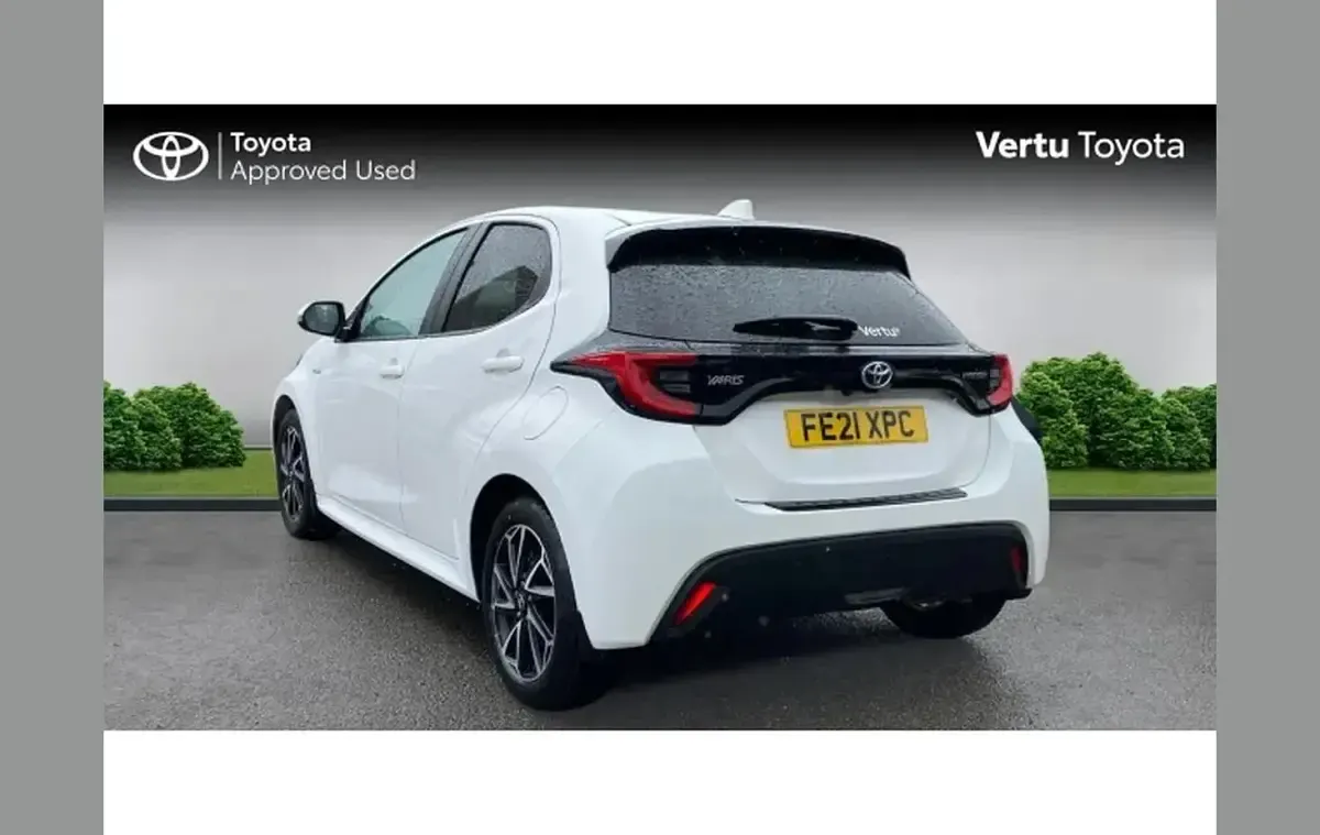 Used Toyota Yaris Design 113 HP (83 kW) 2021 White Hatchback
