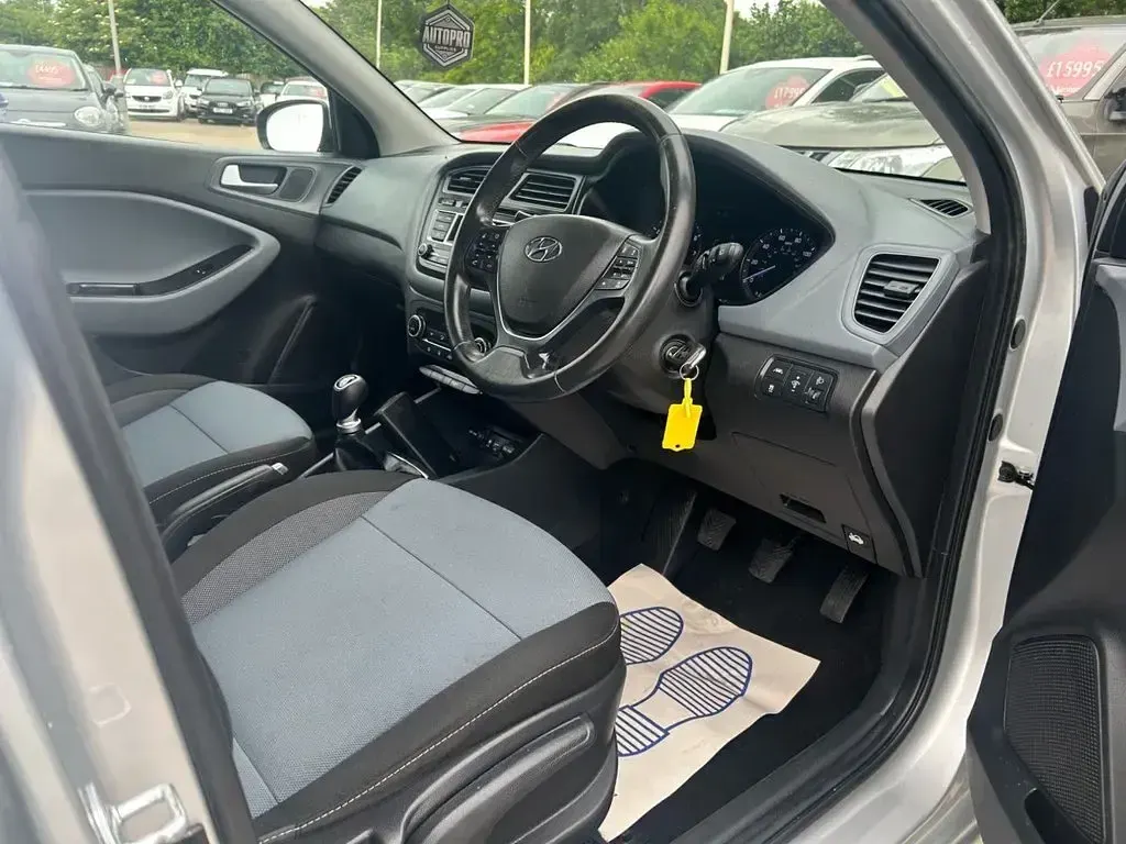 Used Hyundai i20 Premium 84 HP (61 kW) 2015 Silver Hatchback